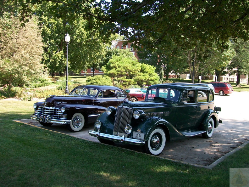 classic-cars-in-grinnell_38327889664_o.jpg